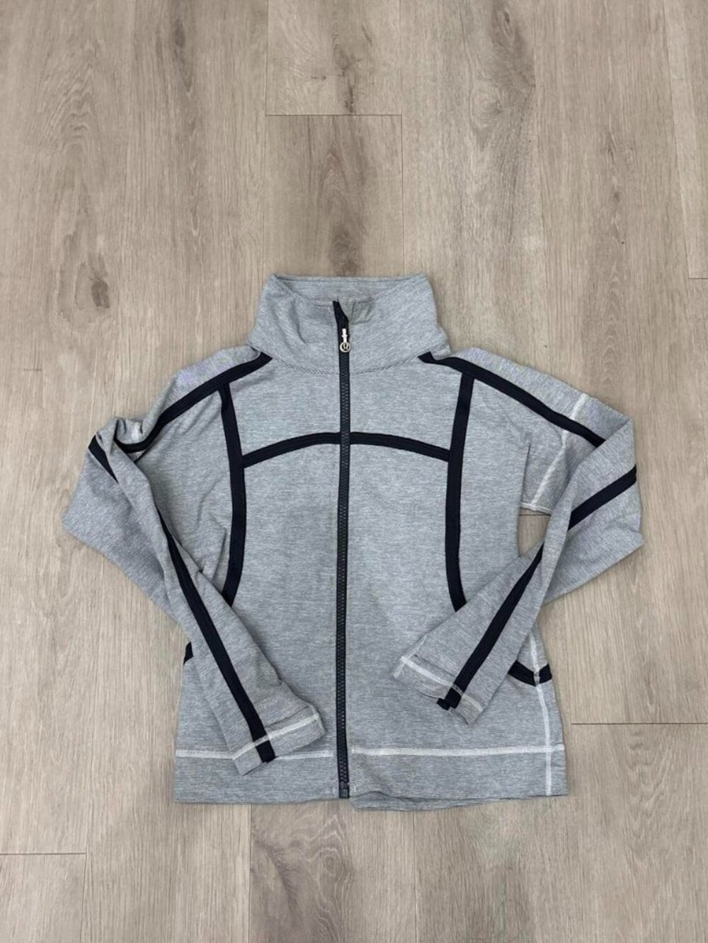 Lululemon Mynah Jacket Women’s Size 6 Gray Black Full Zip Thumbholes EUC Rare